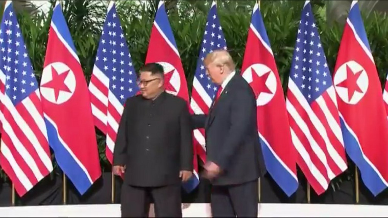 После обмена приветствием Трамп и Ким удалились для переговоров с глазу на глаз