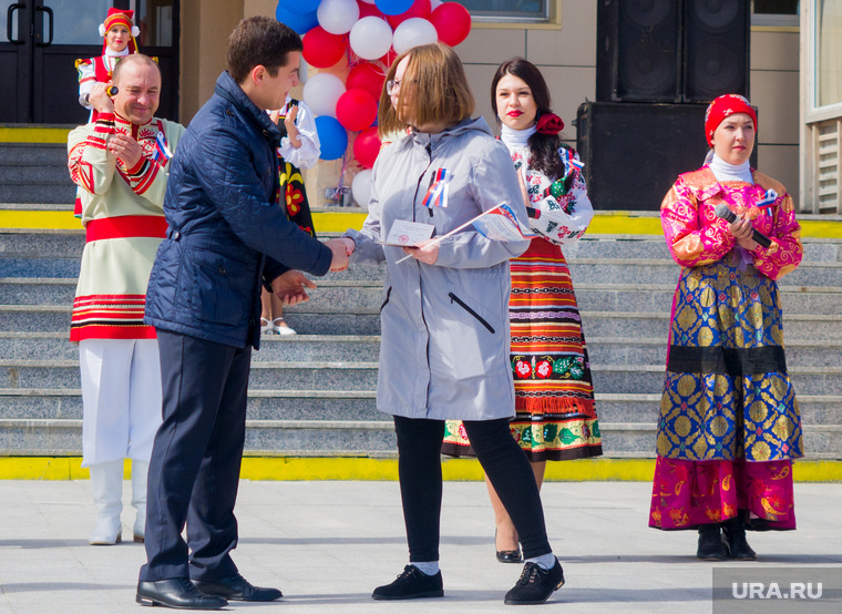 Вручение паспортов гражданина России стал традиционным ритуалом 12 июня