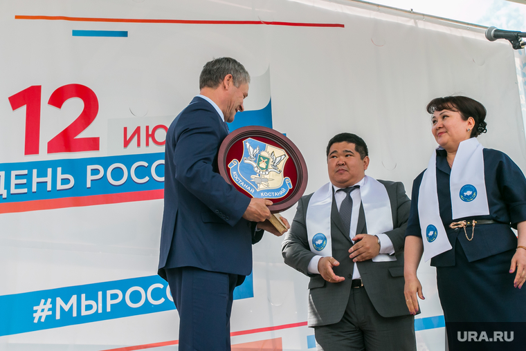 Гостям из Казахстана повезло больше — им удалось вручить подарок Алексею Кокорину