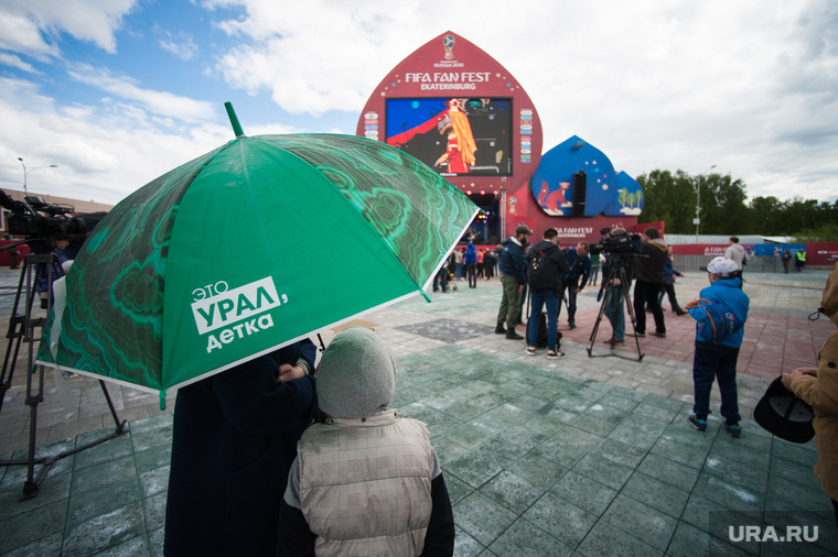 Презентация площадки Фестиваля болельщиков FIFA Чемпионата мира по футболу 2018. Екатеринбург, зонт, плохая погода, fifa fan fest, фан зона, это урал детка