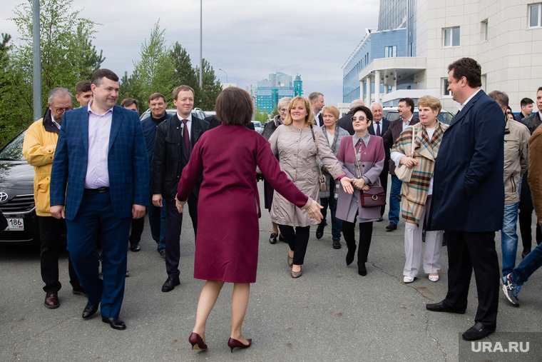 Губернатор Наталья Комарова и спикер Надежда Красноярова обнялись, как давние и хорошие знакомые друзья