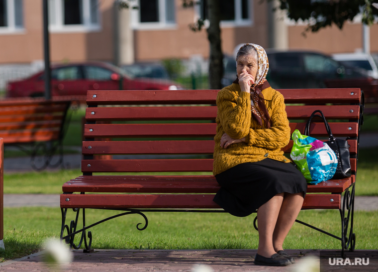 Город летом. Сургут, старость, пожилая женщина, пенсия, бабушка на скамейке
