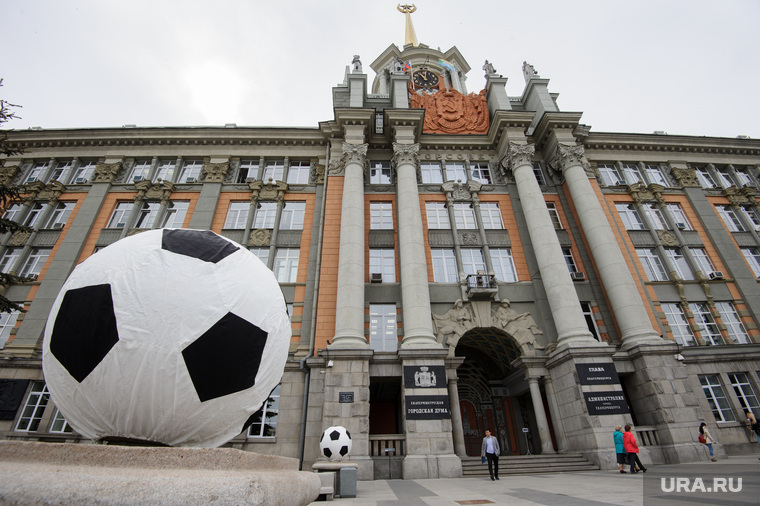 Футбольные мячи у администрации Екатеринбурга, администрация екатеринбурга, чм2018, футбольный мяч, город екатеринбург