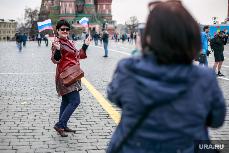 Первомайская демонстрация в Москве на Красной площади. Москва, фото на память, селфи, триколор, флаг россии, красная площадь, туристы, туризм