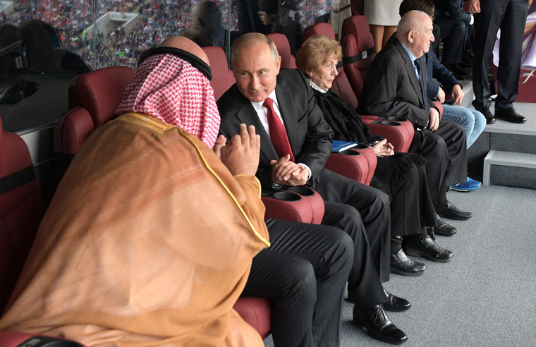 Путин во время матча пообщался с принцем Саудовской Аравии