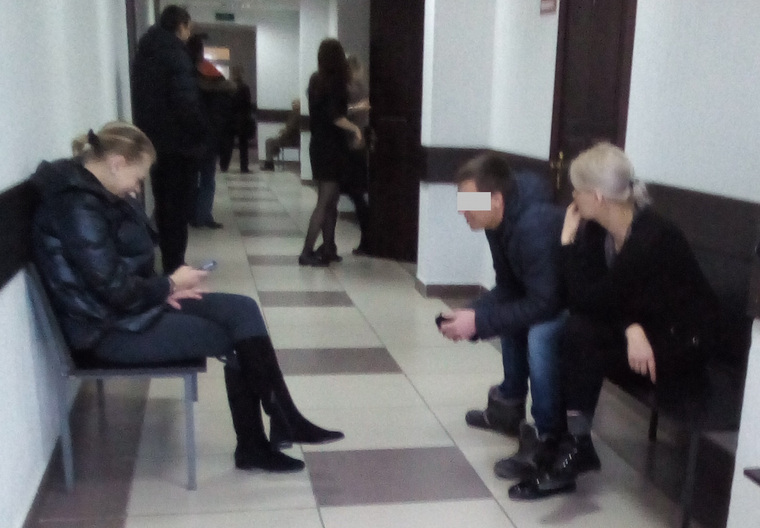 Месяц назад организаторы банды Лариса и Юля Паладийчук (мать и дочь) исправно ходили на заседания суда. Сейчас Юля в бегах