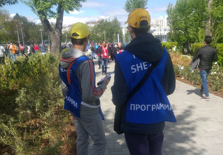 После беседы с журналистом продавцы программок быстро ушли на другое место