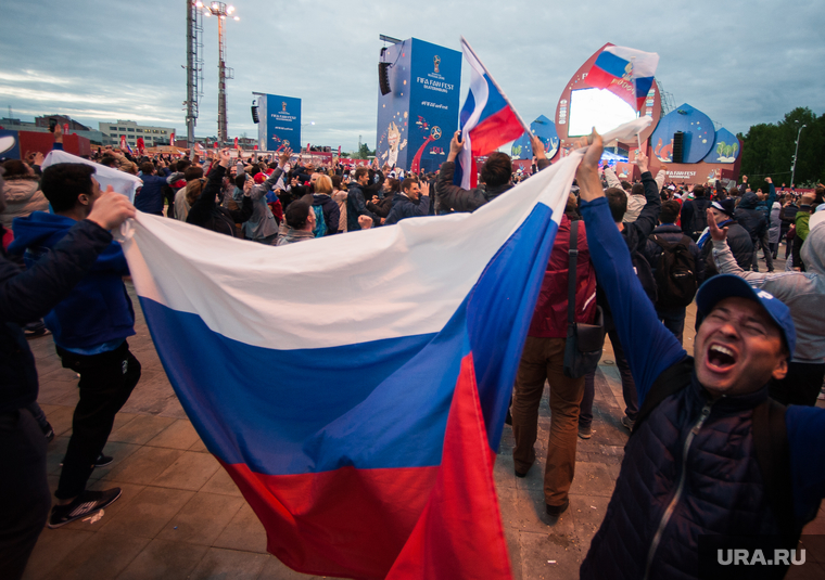 Фан-зона ЦПКиО. Трансляция матча чемпионата мира по футболу между сборной России и сборной Саудовской Аравии. Екатеринбург, крик, болельщики, флаг россии, fifa fan fest, фан зона