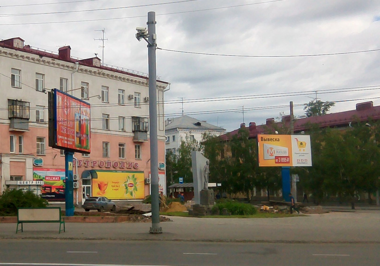 После начала благоустройства сквер у памятника Коле Мяготину «облысел»