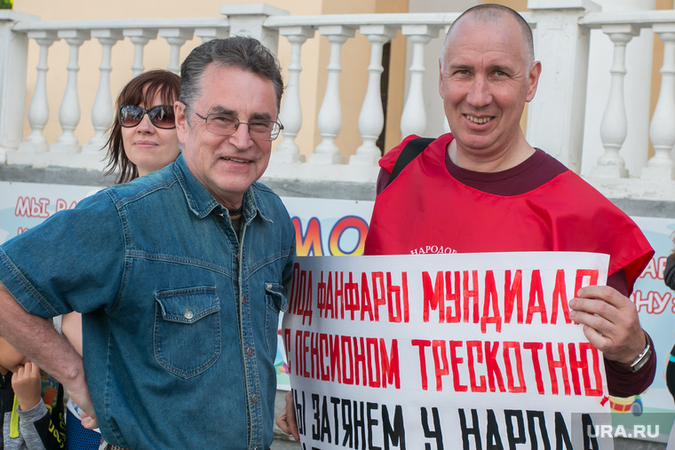 На пикете был замечен оппозиционный экс-депутат гордумы Иван Камшилов (слева)