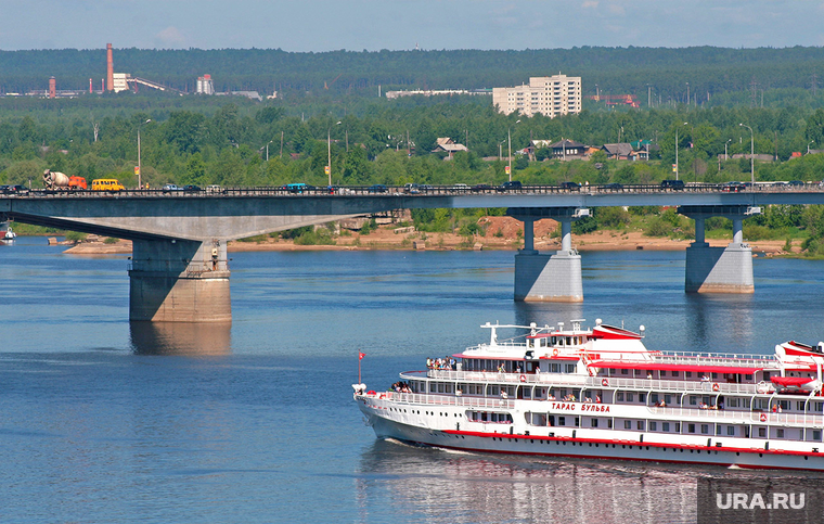 Виды города. Пермь, мост, пароход, река кама