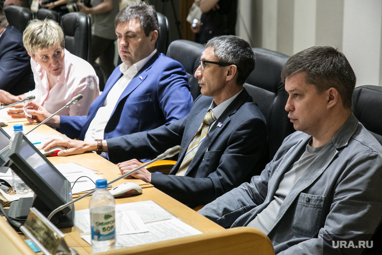 Юрий Безбородов (крайний справа) предложил снять вопрос с рассмотрения и проверить всю ситуацию с дачниками