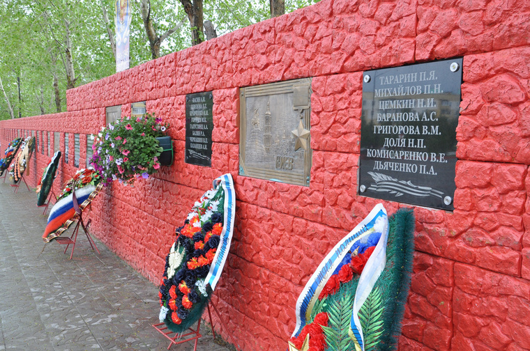 В Ноябрьске установили новые плиты возле мемориала