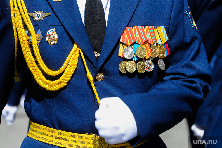 Офицер пенсионер. Офицер с медалями. Российская Офицерская форма с медалями. Медаль за офицерскую честь. Медали военные в оранжевом цвете.