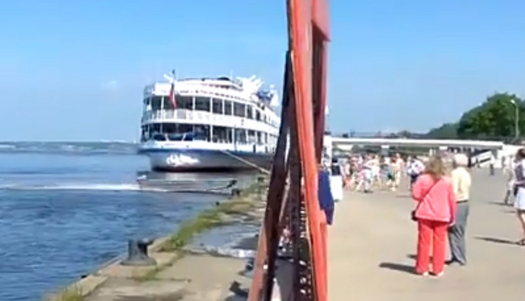Пассажиры покинули судно до столкновения с набережной