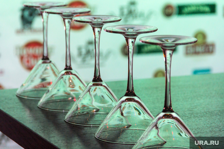 Городской этап World Cocktail Competition 2018. Магнитогорск, стол, коктейль, стекло, бокалы, подсветка