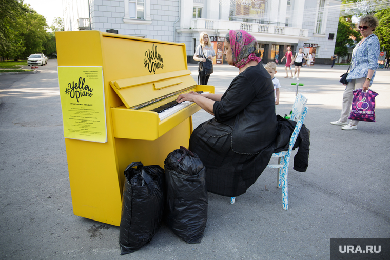 На площади у театра поставили пианино, на котором мог сыграть любой желающий