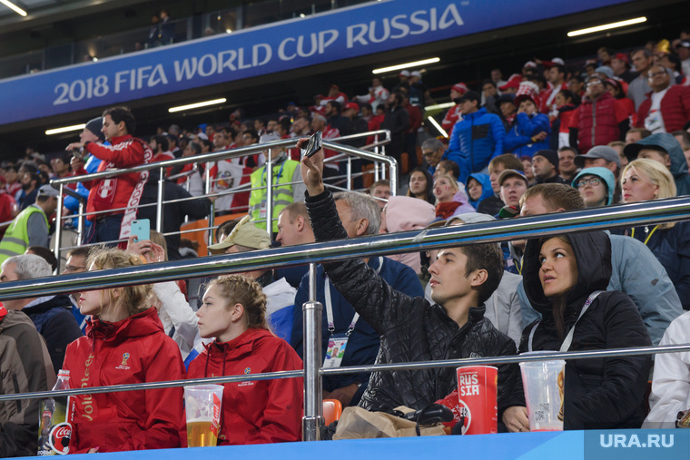 На матче Перу-Франция пустые места достались волонтерам в красных куртках. Издали их было не отличить от перуанцев.