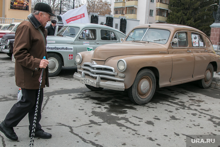 Международный автопробег на ретро автомобилях "Победа -одна на всех". Курган, ретро автомобили, выставка автомобилей, автомобиль победа, пенсионер с палочкой