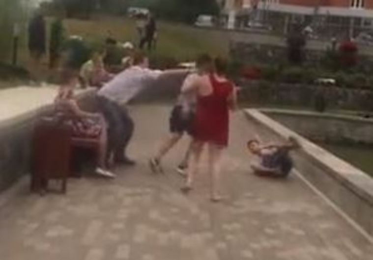Увидев, что ее мужа бьют, женщина кинулась в драку