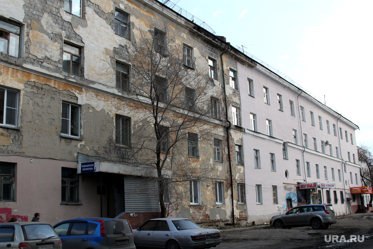 Город.
Курган, жилой дом, штукатурка обвалилась, капремонт