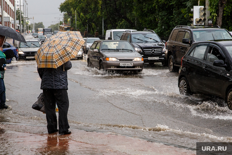 Затопление центральных улиц во время дождя. Екатеринбург, зонт, ливень, потоп, дождь