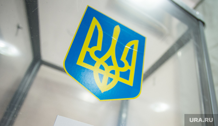 Выборы главы Украины, подготовка в генконсульстве. Екатеринбург, герб украины, урна для голосования