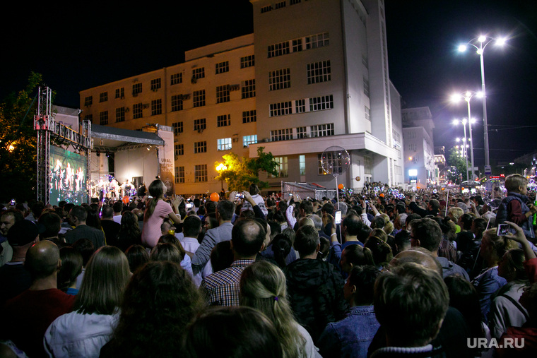 Выступление звезды началось в полночь, люди стекались к памятнику Попову с разных сторон