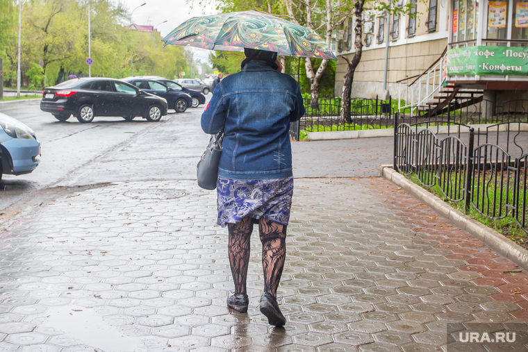 Разное. Курган, зонт, плохая погода, женщина с зонтом, дождь