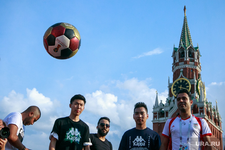 Футбольные болельщики в Москве, футбол, спасская башня, стритбол, красная площадь