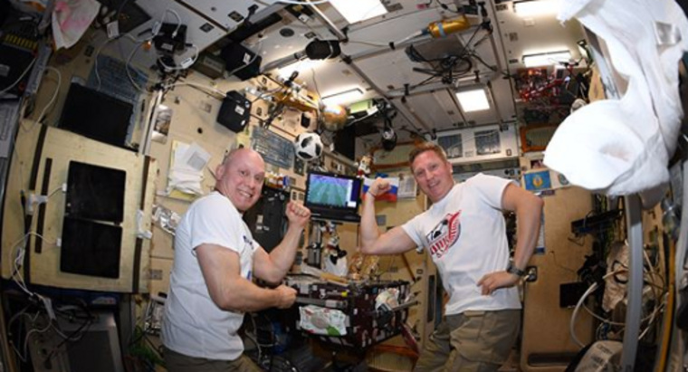 Космонавты записали поздравительный ролик