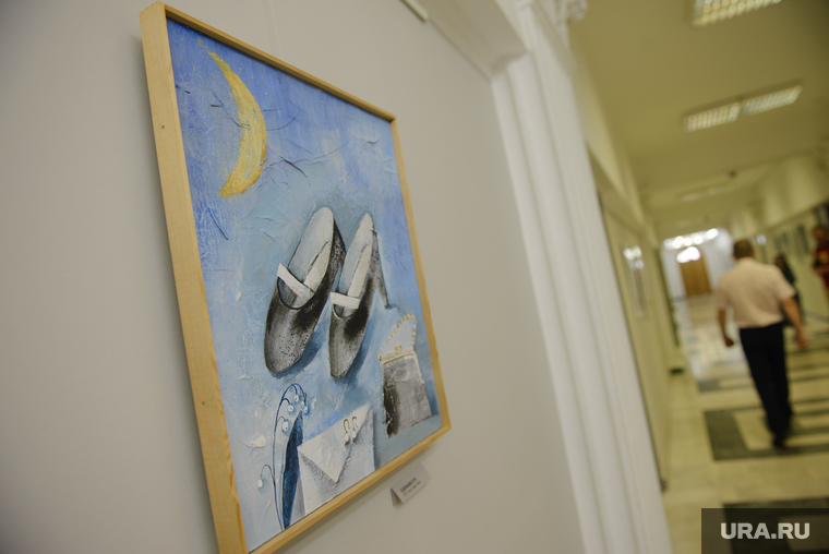 После заседания на четвертом этаже мэрии открылась выставка картин Марины Кутявиной
