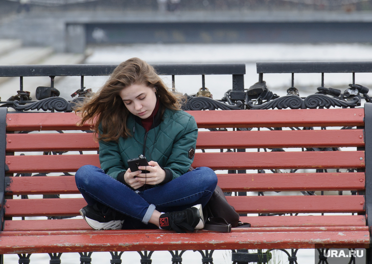 Виды Екатеринбурга, девушка, скамейка, пишет в телефоне