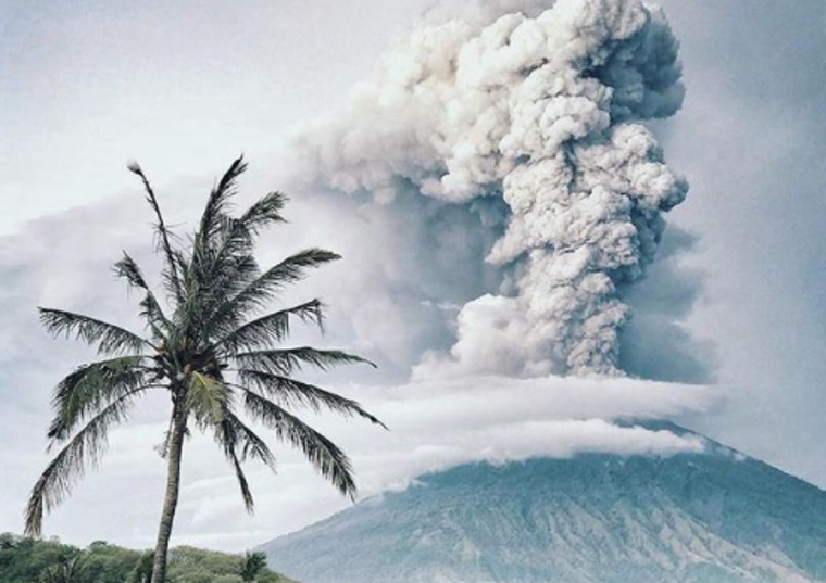 Последние годы вулкан пугает местное население и туристов