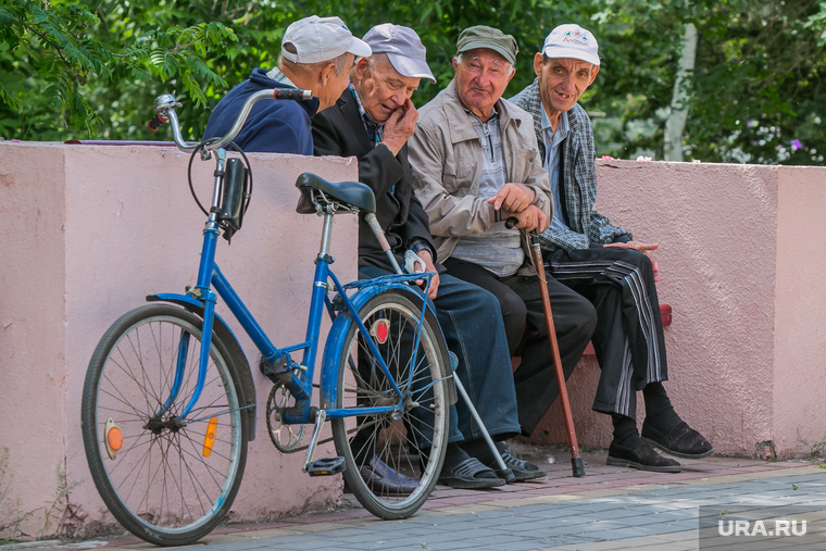 Разное. Курган

, старики, беседа, пенсионеры на скамейке, велосипед, пожилые люди, посиделки, компания стариков
