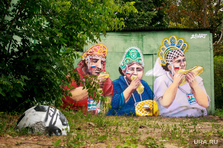 Граффити художника Алекса 214арт с изображением болельщиков, ставших мемом на матче Россия-Испания. Москва, граффити, болельщики в кокошниках, жующие болельщики
