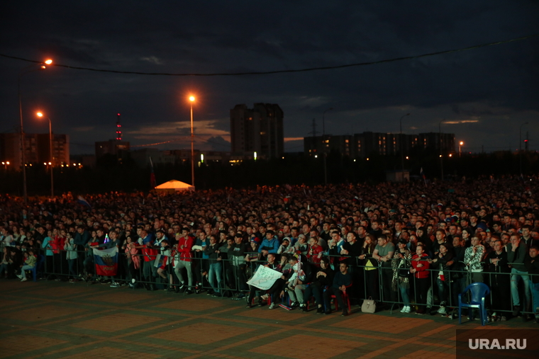 Фан-зона перед СурГУ во время матча Россия-Хорватия Сургут, болельщики, толпа