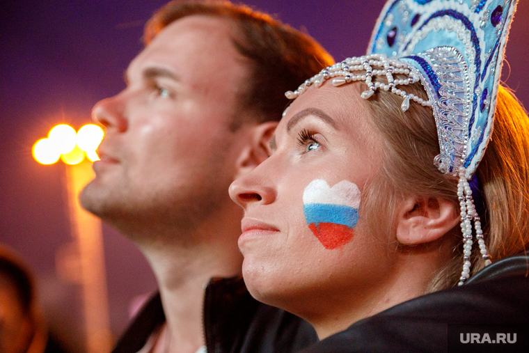 Многие девушки надели русский народный головной убор — кокошник, который стал мемом в интернете