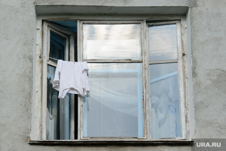 Туристические точки путеводителя для участников ИННОПРОМа. Екатеринбург, старый дом, белье, сушка, майка, окно