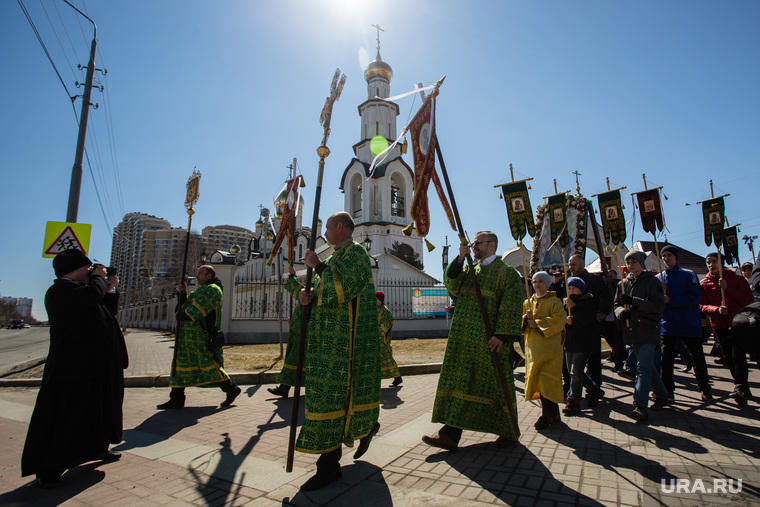 Крестный ход к месту строительства Троицкого собора в праздник Святой Троицы. Сургут, крестный ход, храм преображения господня, хоругвь