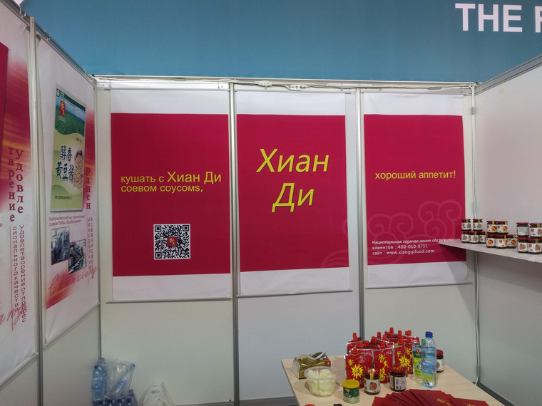 Посетителям предлагают попробовать соус