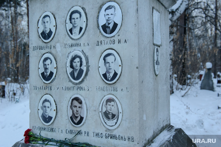 Возложение цветов на могиле "дятловцев" по случаю 58-ой годовщины гибели группы. Екатеринбург, михайловское кладбище, дятлов игорь, тибо-бриньоль николай, дятловцы, мемориал группы дятлова, группа дятлова, колеватов александр, кривонищенко георгий