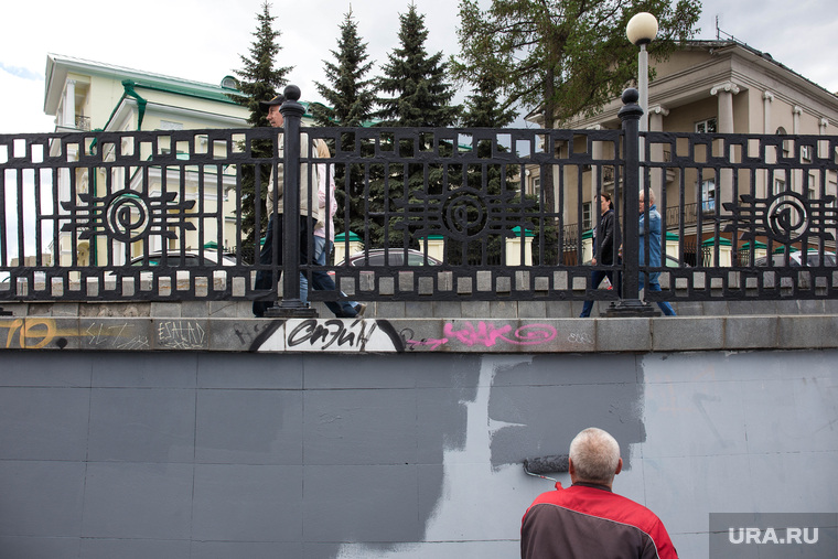 Набережную реки Исеть перекрашивают в серый цвет. Екатеринбург, покраска стены
