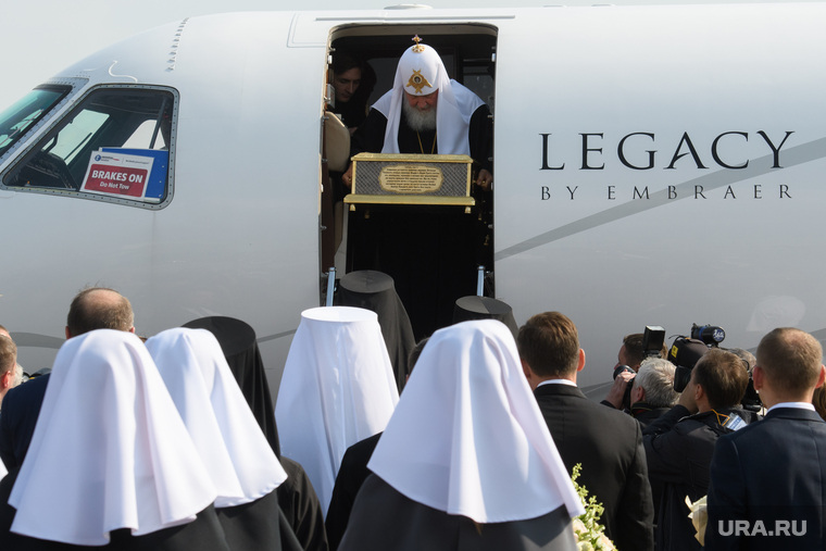 Прибытие Патриарха Кирилла в Екатеринбург, прибытие, патриарх кирилл, ковчег с мощами, самолет legacy 600