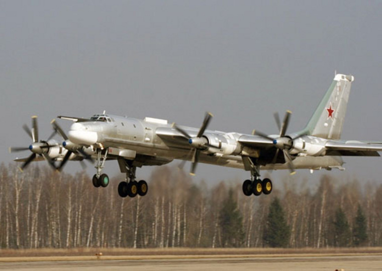 Взлетев с авиабазы в Амурской области, российские летчики провели в небе 11 часов