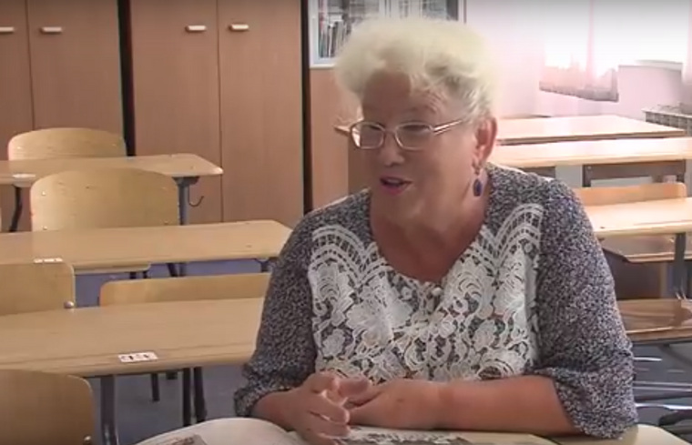 фотосессия преподавателя химии. тетенька у доски объясняет фото. учительница химии. учитель химии.