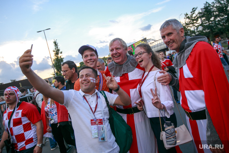 Стадион "Лужники" перед матчем полуфинала Чемпионата Мира FIFA 2018 Англия-Хорватия. Москва, селфи, английские болельщики
