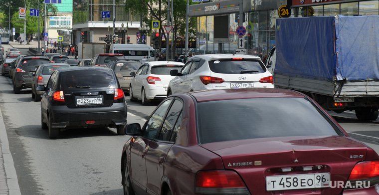 Выделенная полоса для общественного транспорта на улице Карла Либкнехта. Екатеринбург, пробка, дорожный затор, проспект ленина