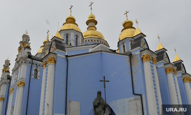 Майдан. Киев, храм, церковь, майдан, гуманитарная помощь, религия, михайловский златоверхий собор, упц, украинская православная церковь