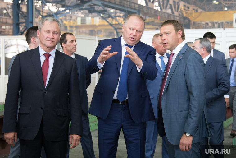 Визит начался с посещения завода «Курганстальмост». Дмитрий Парышев (справа) рассказал о продукции, которую выпускает предприятие